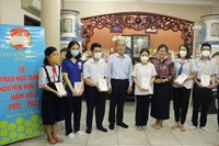 Trao học bổng Nguyễn Hữu Thọ hỗ trợ học sinh, sinh viên có hoàn cảnh khó khăn