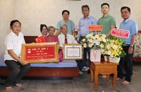 Lãnh đạo quận 3 trao Huy hiệu 75 năm tuổi Đảng cho đồng chí Trần Thị Nhâm