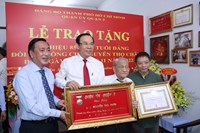 Trao Huy hiệu 85 năm tuổi Đảng cho đảng viên lão thành Nguyễn Thọ Chân