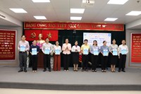 Quận 3 tổ chức chương trình trao Sổ BHXH, thẻ BHYT đợt 1 năm 2023 cho hộ nghèo, cận nghèo, hộ đồng bào dân tộc thiểu số có hoàn cảnh khó khăn trên địa bàn Quận 3
