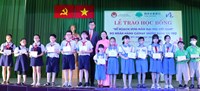 Hội Khuyến học Thành phố trao 300 suất học bổng “Kế hoạch ươm mầm đại thụ Việt Nam”