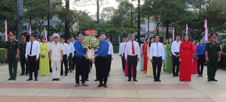 Dâng hoa kỷ niệm 133 năm Ngày sinh Chủ tịch Hồ Chí Minh