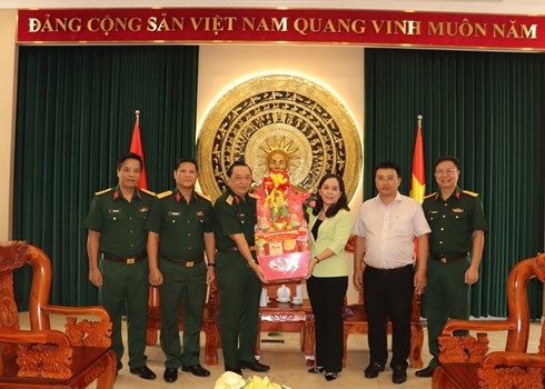 Bộ Tư lệnh Thành phố Hồ Chí Minh thăm, chúc tết Quận ủy, UBND và Ban chỉ huy Quân sự Quận 3