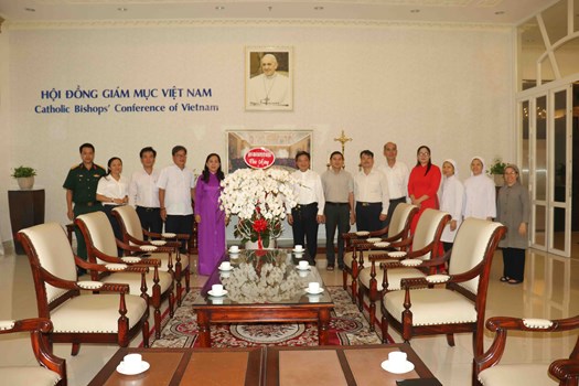 Bí thư Quận ủy Nguyễn Thanh Xuân thăm, chúc mừng Văn phòng Hội đồng Giám mục Việt Nam tại TPHCM