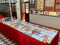 Thầy Cô và học sinh trường THPT Marie Curie gửi tặng sách cho Không gian văn hóa Hồ Chí Minh