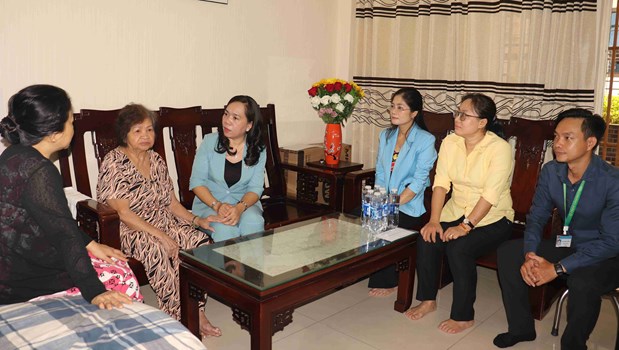 Bí thư Quận ủy Nguyễn Thanh Xuân thăm gia đình chính sách, người có công