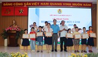 Liên đoàn Lao động Quận 3 trao tặng 74 suất học bổng Nguyễn Đức Cảnh năm học 2024-2025