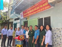PHƯỜNG 4 TỔ CHỨC LỄ BÀN GIAO CÔNG TRÌNH SỬA CHỮA NHÀ CHO ÔNG VÕ VĂN KIỆT- THƯƠNG BINH 2 4