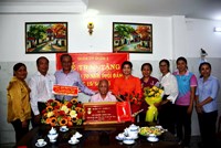 Trao tặng Huy hiệu Đảng tại nhà cho đảng viên cao tuổi